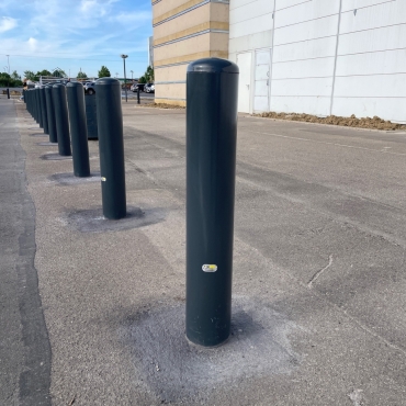 Mise en situtaion Borne anti bélier en acier galvanisé à sceller en H.1250 x diam.160 ou 220 mm