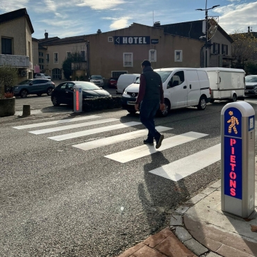 Installation de jour des bornes piéton lumineuses